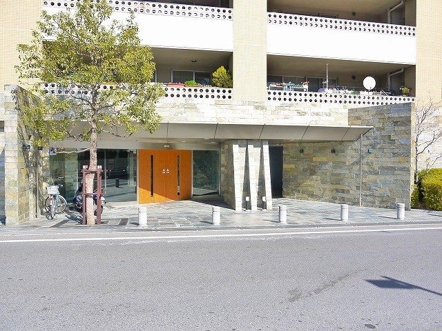 ピアッツァコート西大寺のエントランス