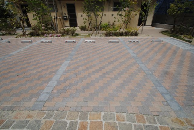 ヴィルヌーブ諏訪野の駐車場