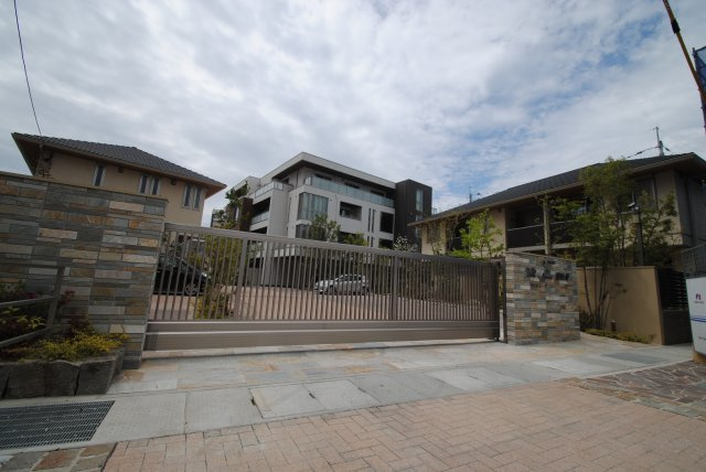 ヴィルヌーブ諏訪野の外観|正門