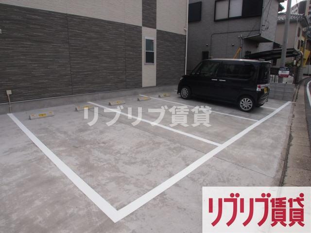 リブリ・ダロルの駐車場
