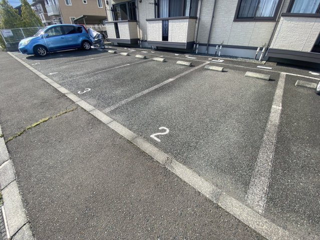 レーベンセイナンの駐車場