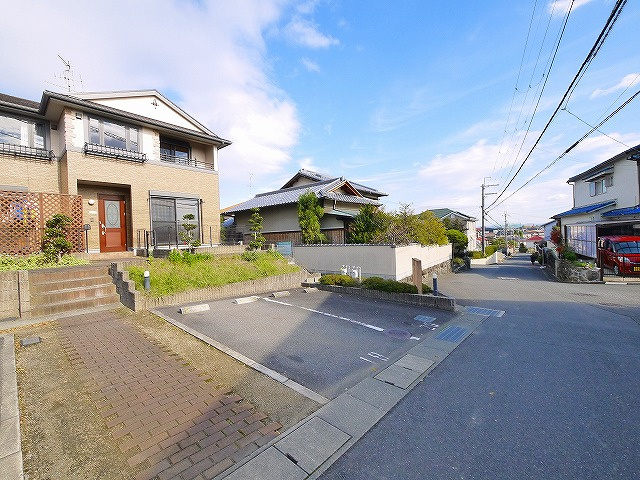 リビングタウン学園北　Ｄ棟の駐車場|車をお持ちの方に嬉しい駐車場付きの物件です