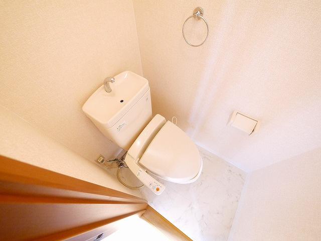 リビングタウン学園北　Ｄ棟のトイレ|ゆったりとした空間のトイレです