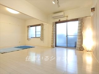 城ヶ丘マンションの居間・リビング|１２帖の洋室フローリング