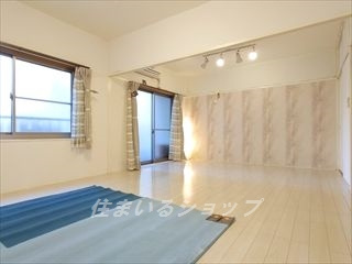 城ヶ丘マンションの寝室|１２帖の洋室フローリング