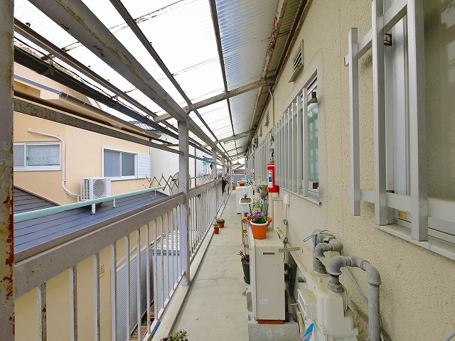 泉屋荘のエントランス|落ち着いたエントランスです