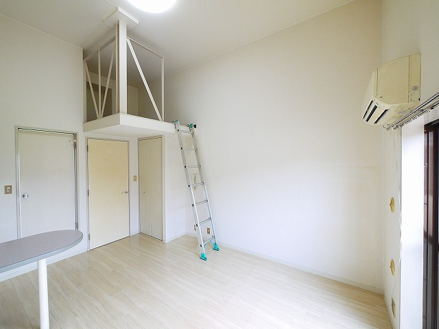 リバーヒル帝塚山の洋室