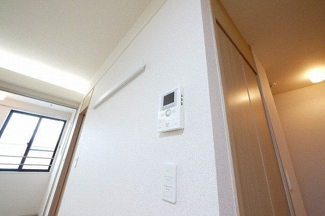 クレール（奈良市）のセキュリティ|お部屋の中にいながら外の様子もよくわかります。モニター付きインターホンです。