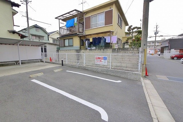 クレール（奈良市）の駐車場|駐車スペースはこちらです。空き状況は弊社スタッフにお気軽にお問い合わせください。