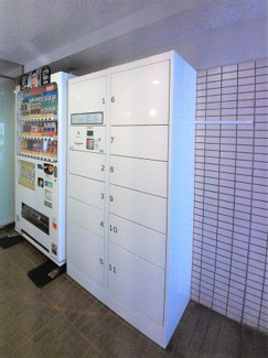 【その他共用部分】 | 便利な宅配BOX・敷地内に自販機もございます。【白山ハイツ】