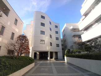 【外観】 | 白山五丁目の閑静な住環境に白山ハイツは建っています。