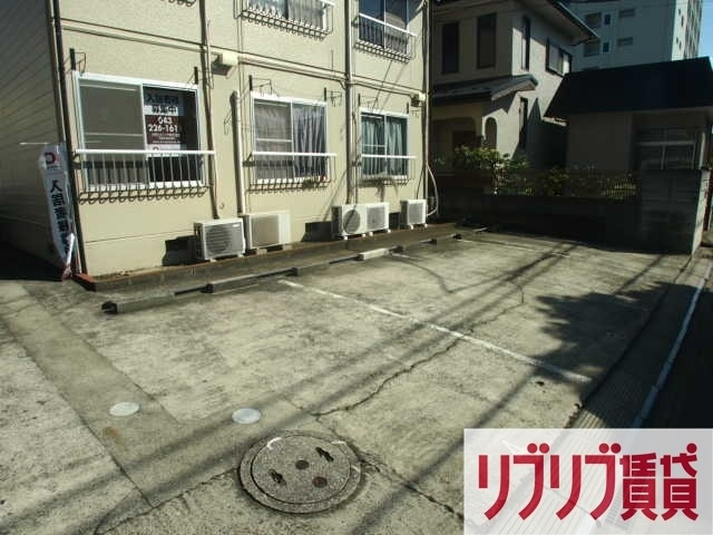 サンハイツ鶴沢の駐車場