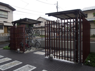 【その他共用部分】 | 坂道を上った高台にある屋根付き駐輪場