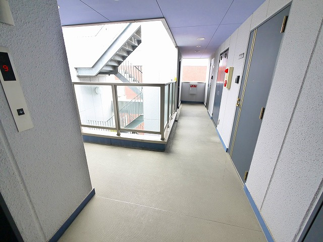 協栄ビル大宮（三条大路１丁目）のエントランス|清潔なエントランスです