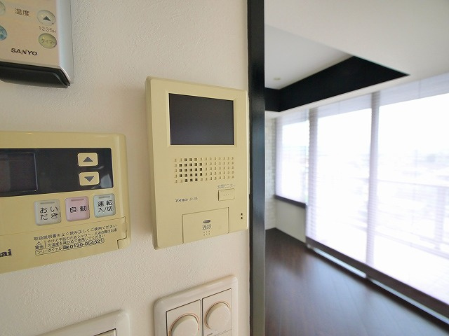 協栄ビル大宮（三条大路１丁目）の設備|モニターホン付きインターホンです