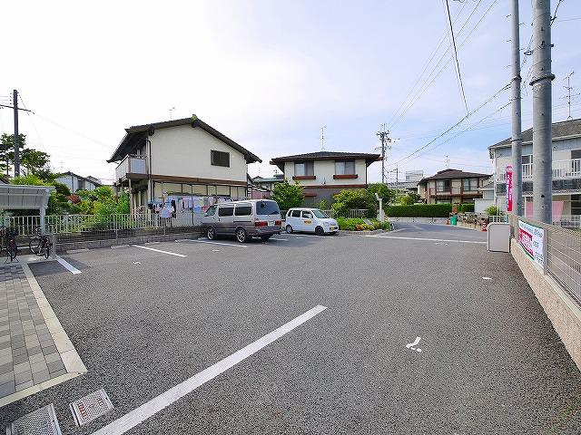 レオクレープスの駐車場
