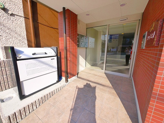 ミッテ三条のエントランス|オートロック付きで安心ですね。