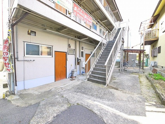 西口アパートのエントランス