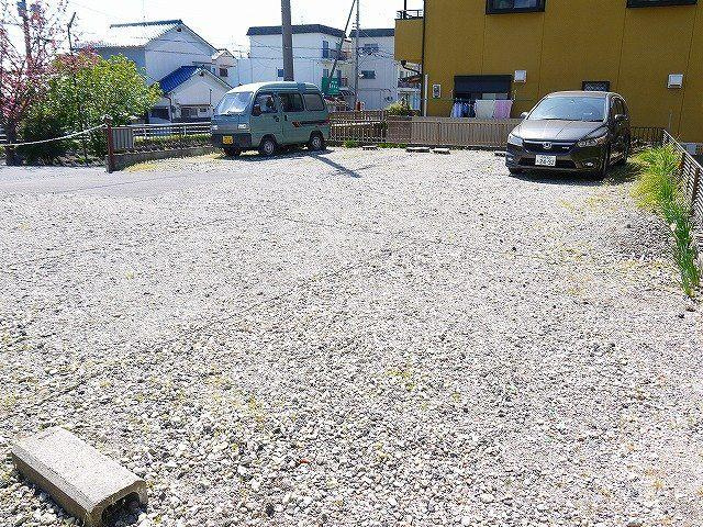 西口アパートの駐車場