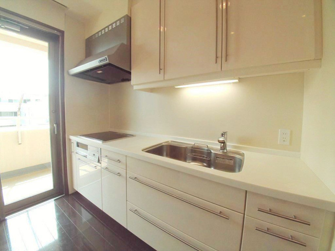 【キッチン】 | マチュリティ小石川 | 明るいキッチンは、IH３口コンロ・グリル付きです。