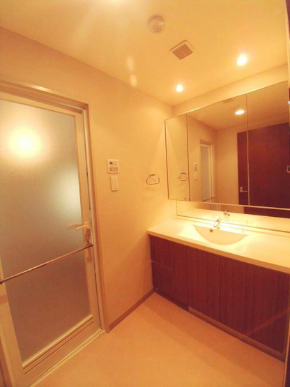 【洗面所】 | マチュリティ小石川 | 三面鏡の洗面台です。