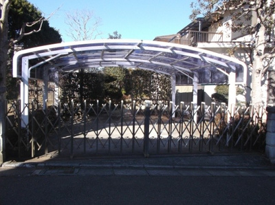 【駐車場】 | 丹木町貸家 | 屋根付き駐車場1