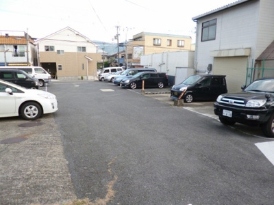 【駐車場】 | はしもとハイツ | 駐車場があるので、車を買う予定の方も安心です