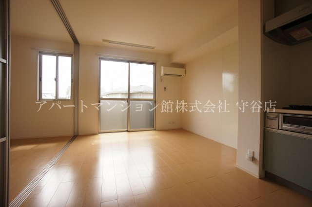 レセンテ紫峰ヶ丘Ｂの居間・リビング|反転です