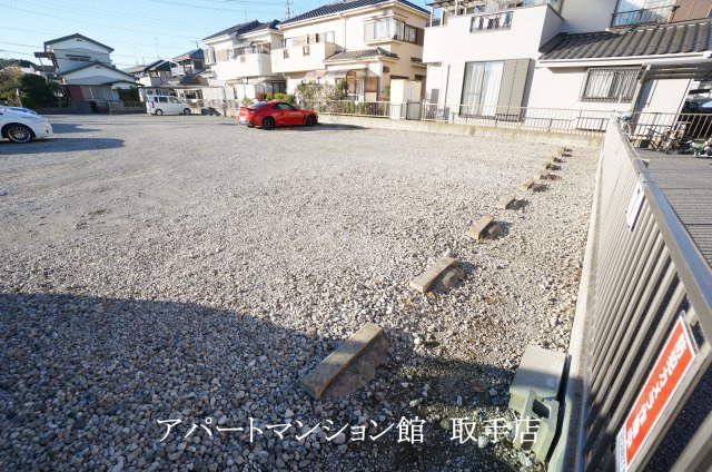 アムールBの駐車場