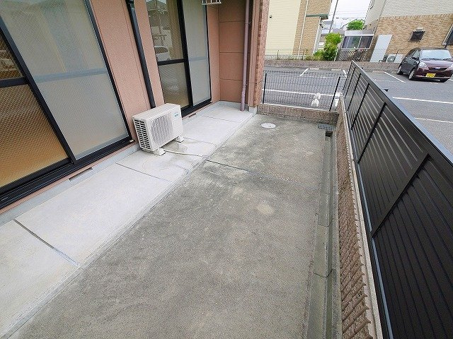 シャインヒルズⅠの庭|夏場にはビニールプールなどでお子様が遊べる広さがありますよ。