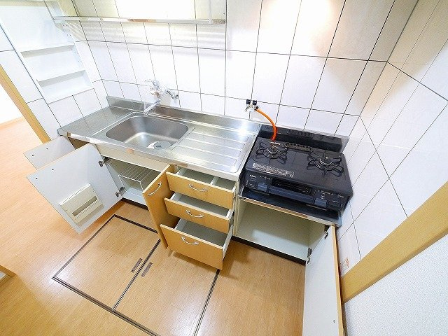 シャインヒルズⅠのキッチン|キッチン用品の収納にも困りませんね。