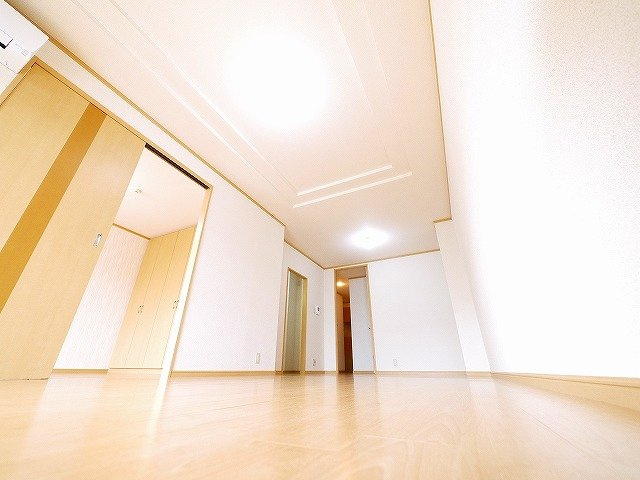 シャインヒルズⅠの居間・リビング|圧迫感を感じにくいお部屋です。