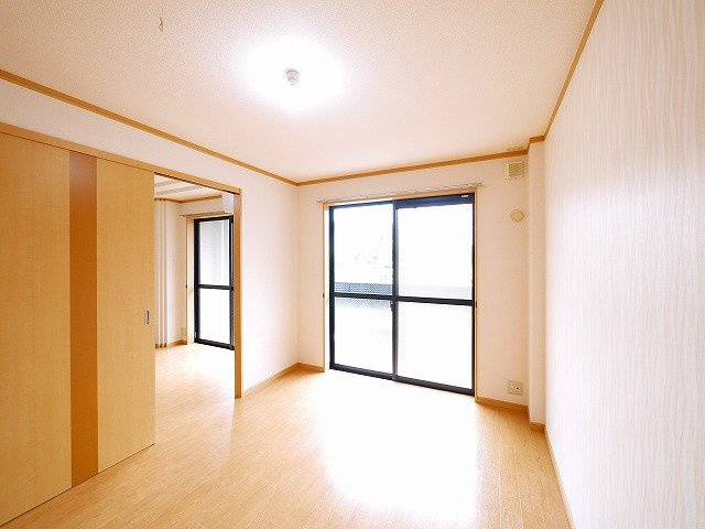 シャインヒルズⅠの洋室|趣味の家具などを置いてもいいですね。