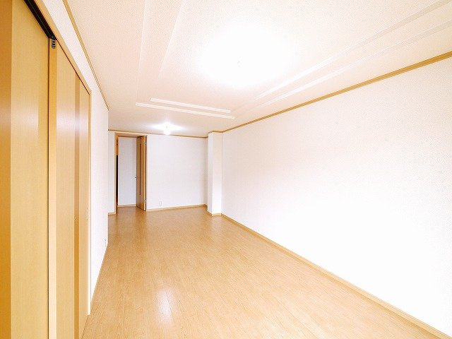 シャインヒルズⅠの居間・リビング|テーブルやテレビを置いてもゆとりあるお部屋です。