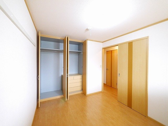 シャインヒルズⅠの洋室|大きな収納もあるお部屋です。