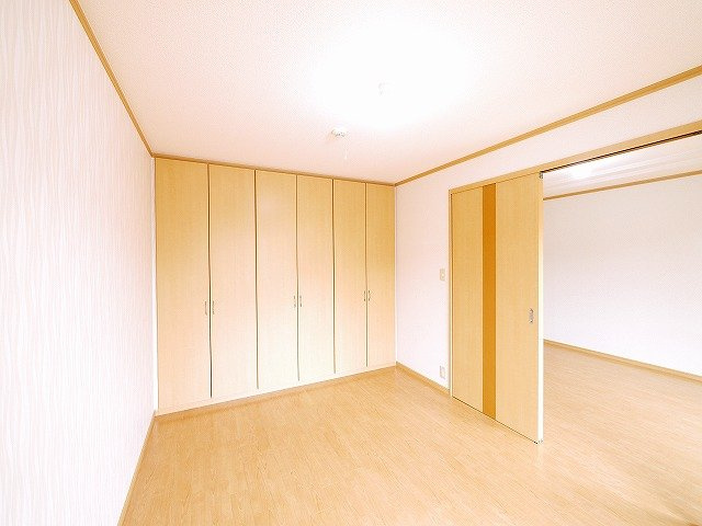 シャインヒルズⅠの洋室|明るいお部屋です。