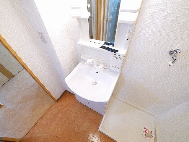 シャインヒルズⅠの洗面所|脱衣スペースとしても利用できますよ。
