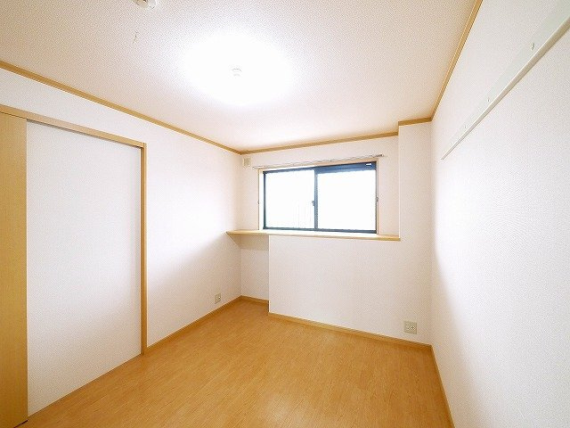 シャインヒルズⅠの洋室|明るい大きな収納もあるお部屋です。