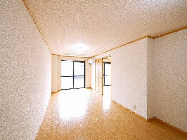 シャインヒルズⅠの居間・リビング|テレビ、テーブルの配置に困らないお部屋です。