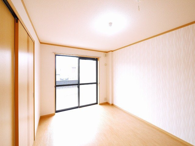 シャインヒルズⅠの寝室|ベッドなども置いてもゆとりあるお部屋です。