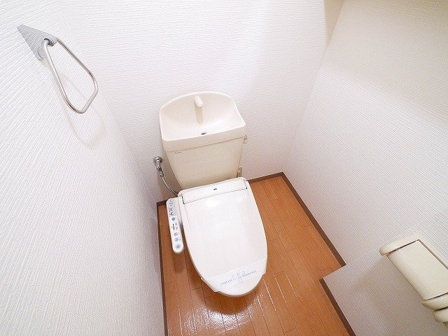 シャインヒルズⅠのトイレ|ウォシュレット付きのトイレです。