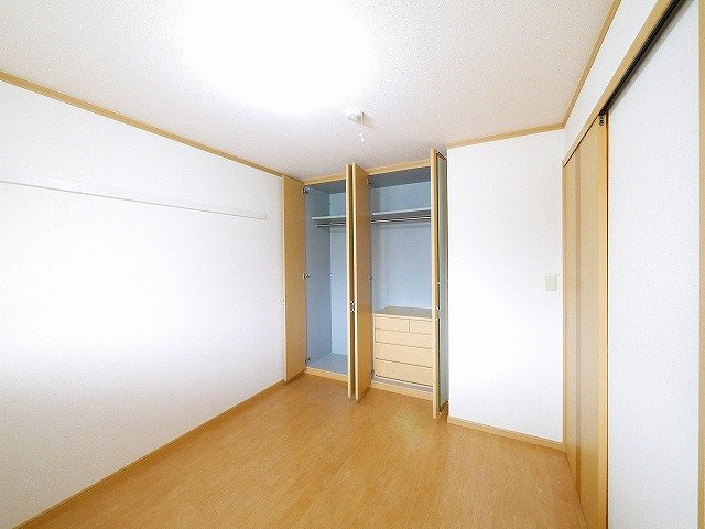 シャインヒルズⅠの洋室|明るい日差しが入るお部屋です。