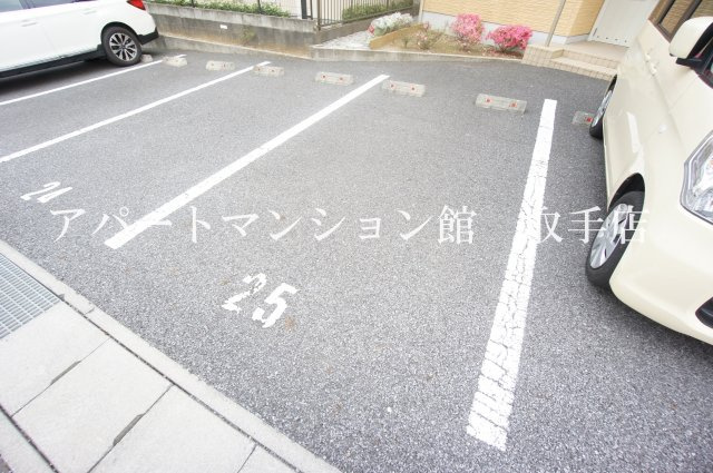 メゾンドール駒場Cの駐車場
