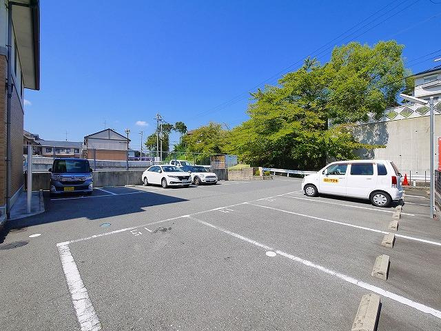 グランシャリオA（南登美ヶ丘）の駐車場|駐車場があるので、車を買う予定の方も安心です