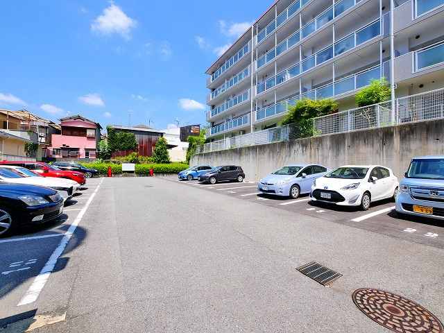 クレアコート帝塚山の駐車場