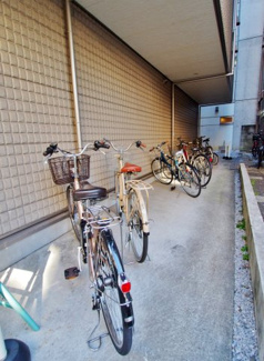 【その他共用部分】 | 建物が屋根代わりの駐輪場