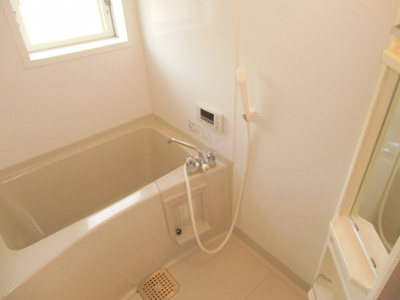 【浴室】 | プロスパーリヨA棟 | 窓があるので換気もよい浴室