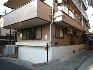 【駐車場】 | シャッター付き地下車庫