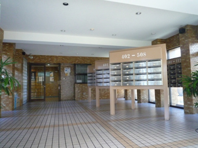 【ロビー】 | ライオンズマンション川口幸町 | メールボックスが並んだエントランスホールです。奥に管理人室があります。