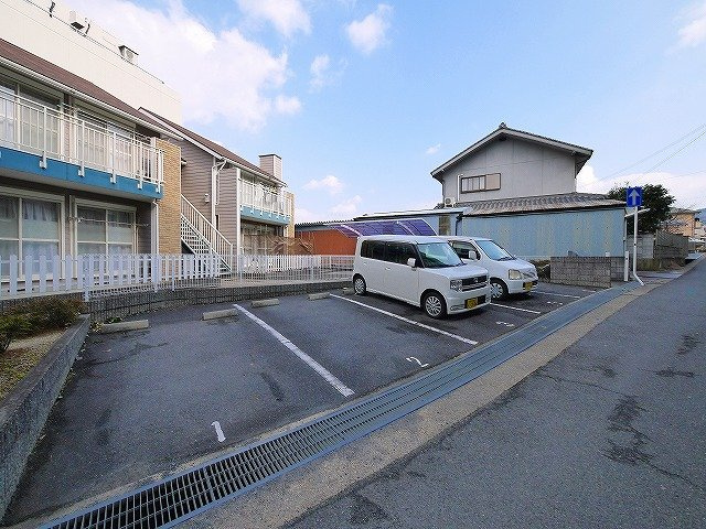 エーデルワイスの駐車場|カースペースもあります